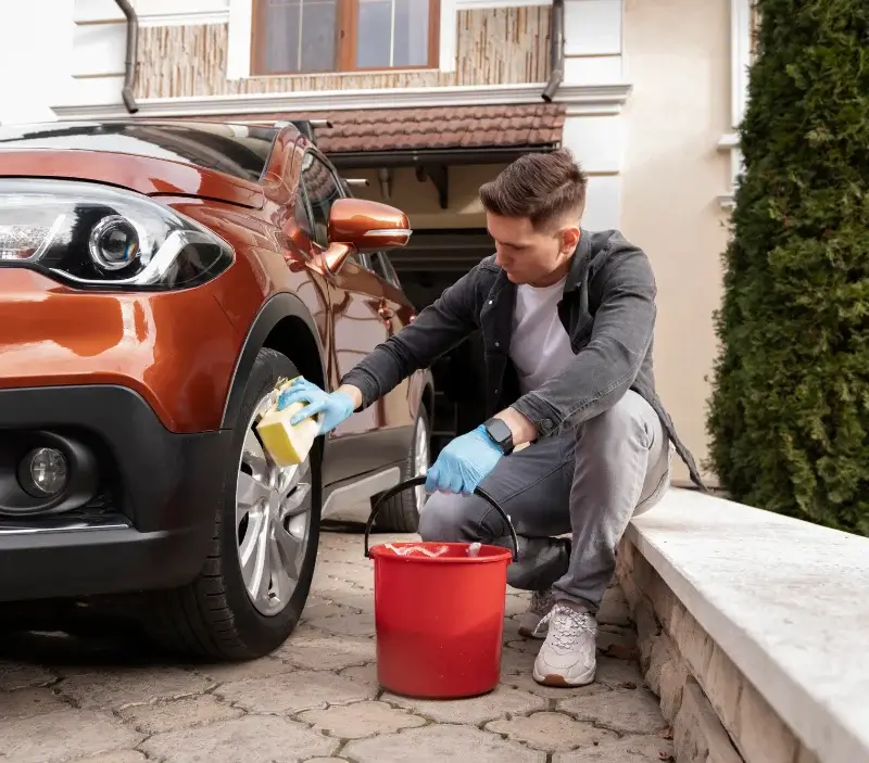 Lavage auto à domicile Saint-Didier-au-Mont-d'Or : professionnel intervenant sur un véhicule